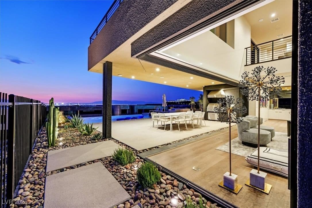 807 Magnum Cliff Court photo 2