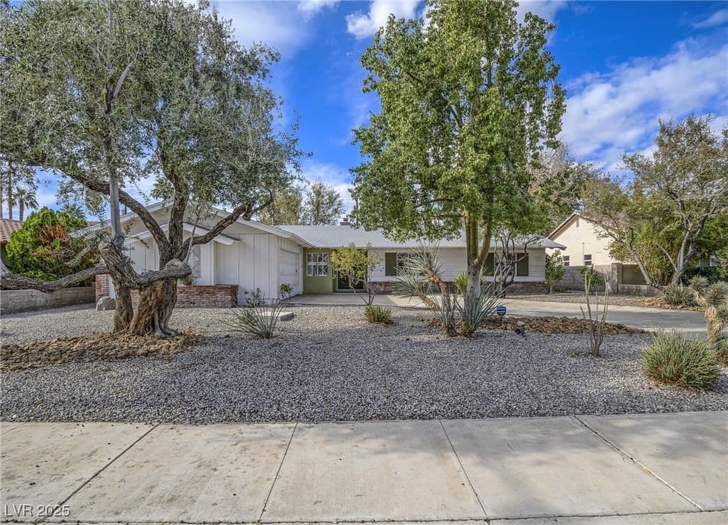 1716 Chapman Drive photo 2
