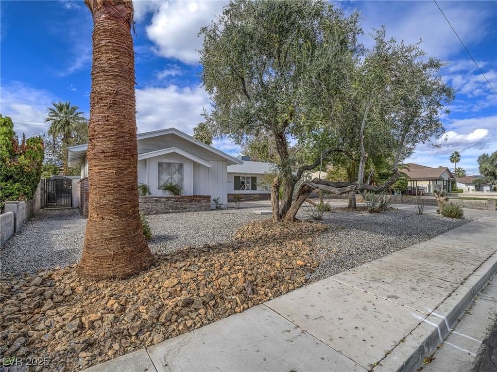 1716 Chapman Drive photo 3