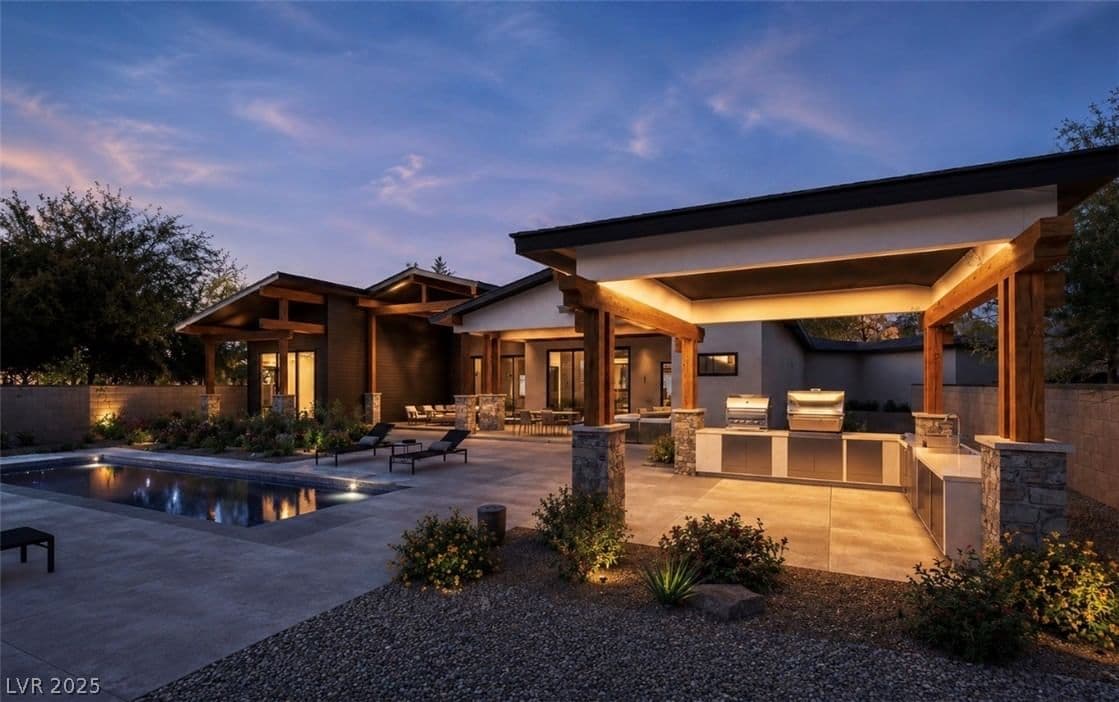 323 Wanda Road photo 2