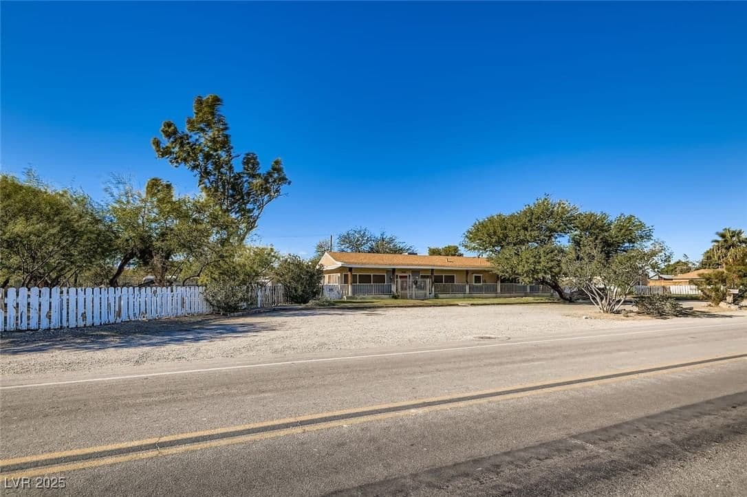1233 Comstock Drive photo 4