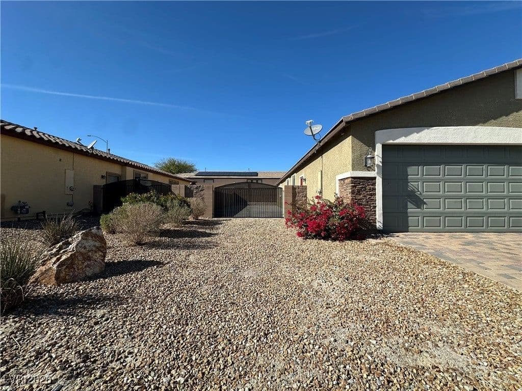 2040 Port Royal Drive photo 2
