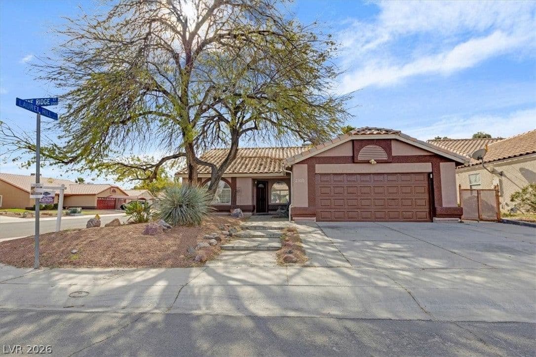 2305 Lone Ridge Court photo 2