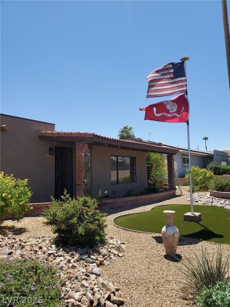 584 Mona Lane photo 2
