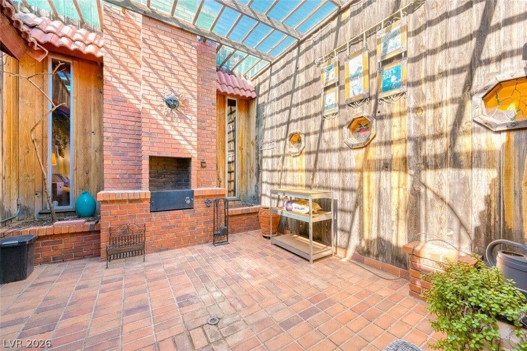 584 Mona Lane photo 4