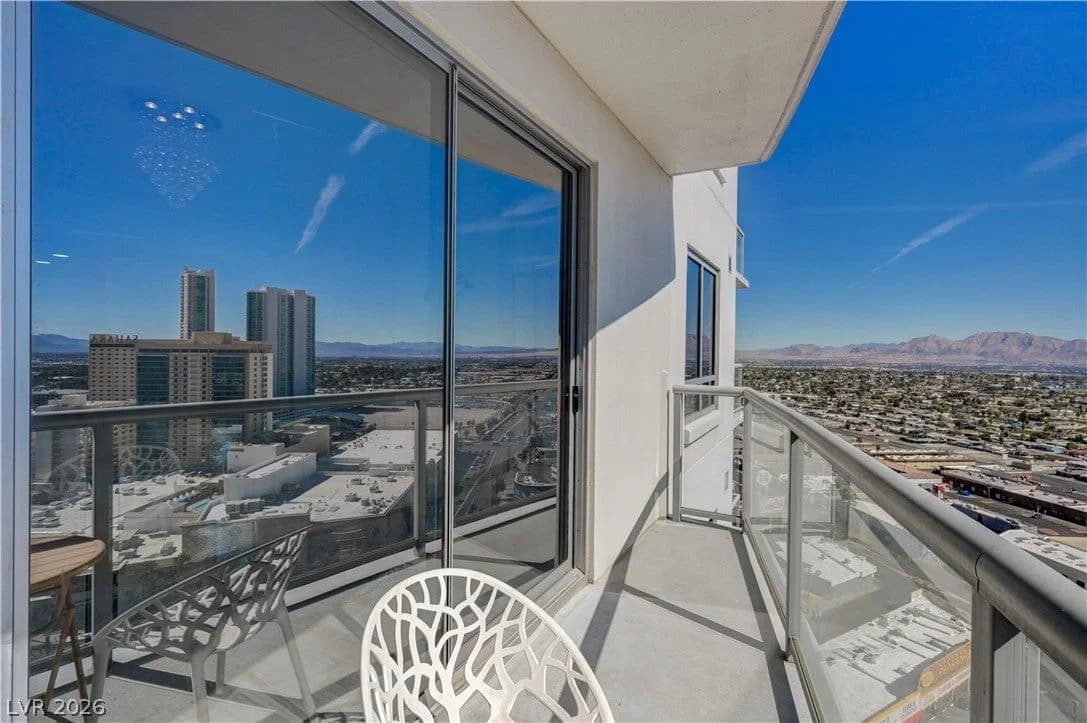 200 Sahara Avenue photo 2