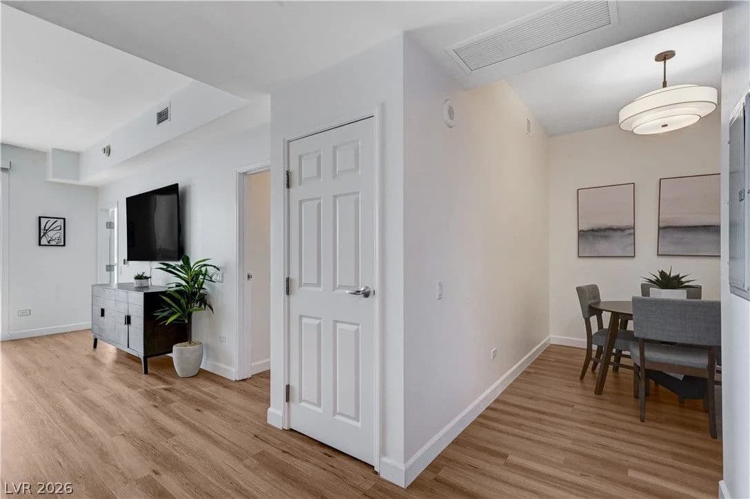 200 Sahara Avenue photo 4