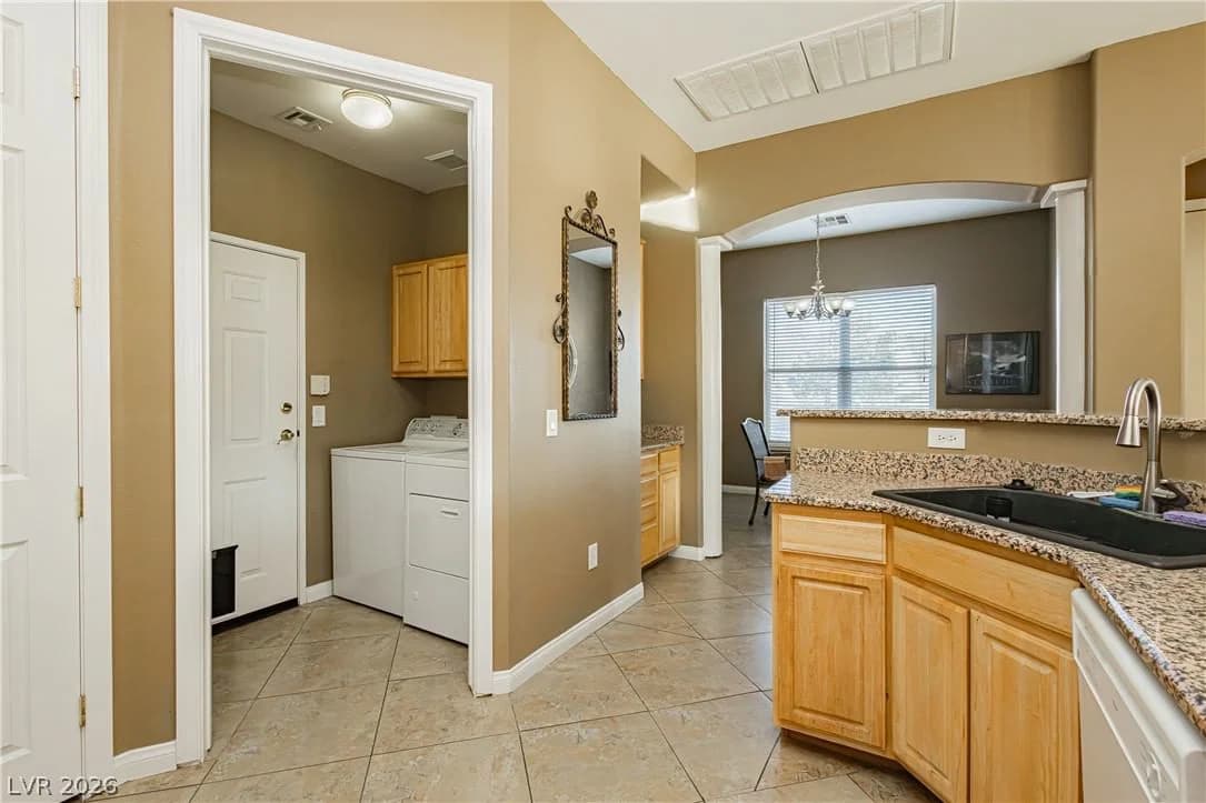 228 Lorryn Lane photo 3