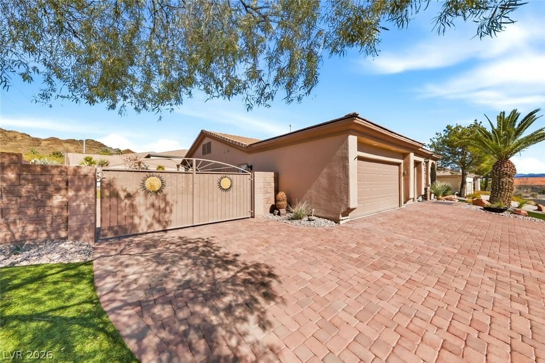 692 Magic Cove Court photo 3