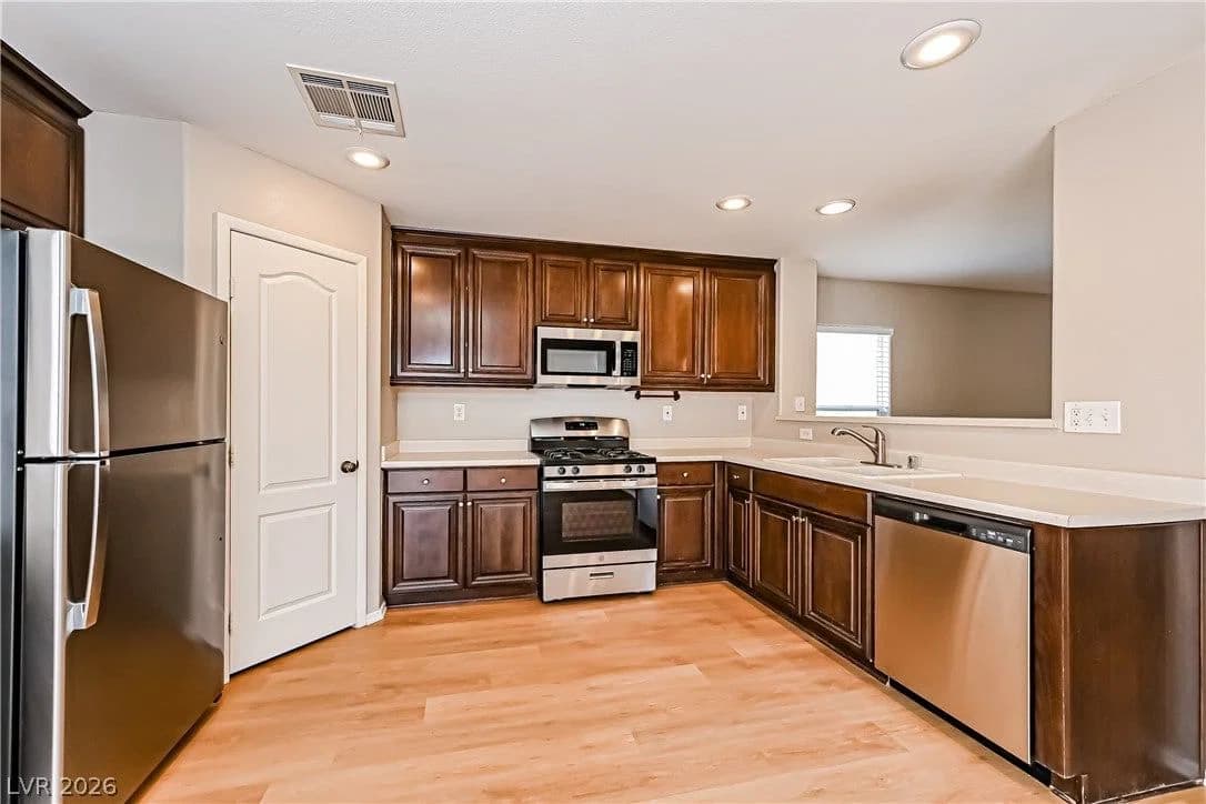 691 Magrath Street photo 3