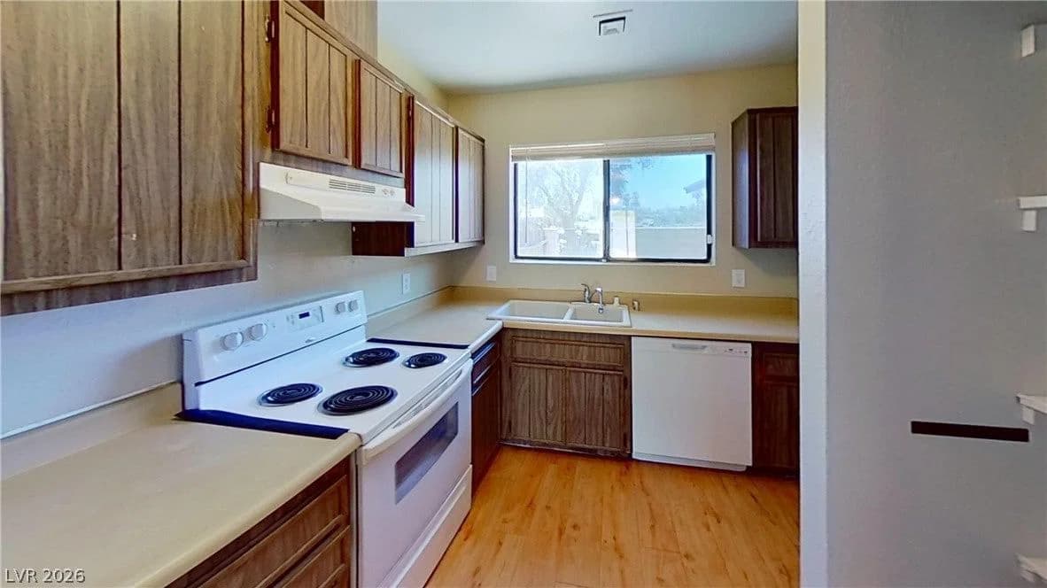 1569 Hialeah Drive photo 3