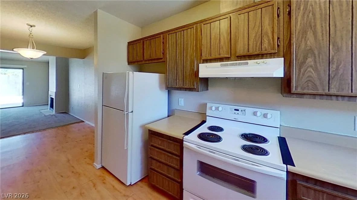 1569 Hialeah Drive photo 4