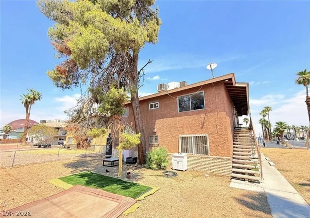 536 North Circle photo 3