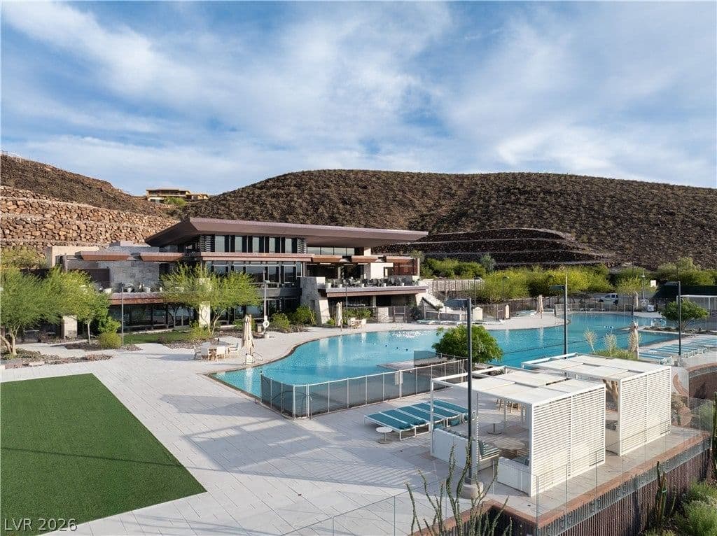 22 Soaring Rock Court photo 2
