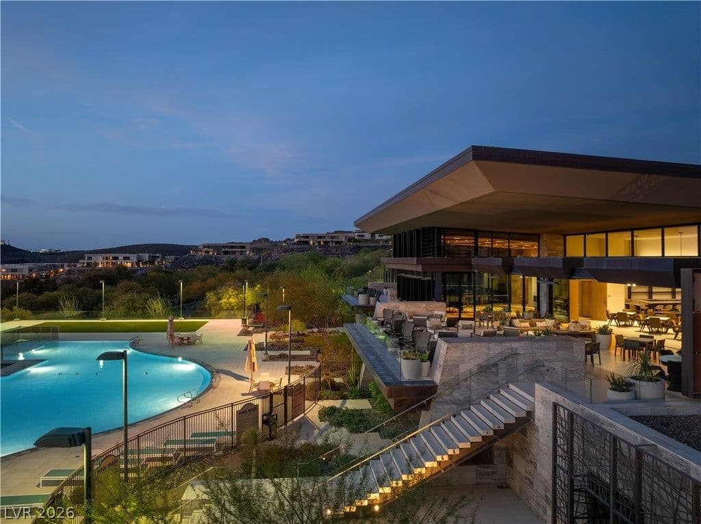 22 Soaring Rock Court photo 3