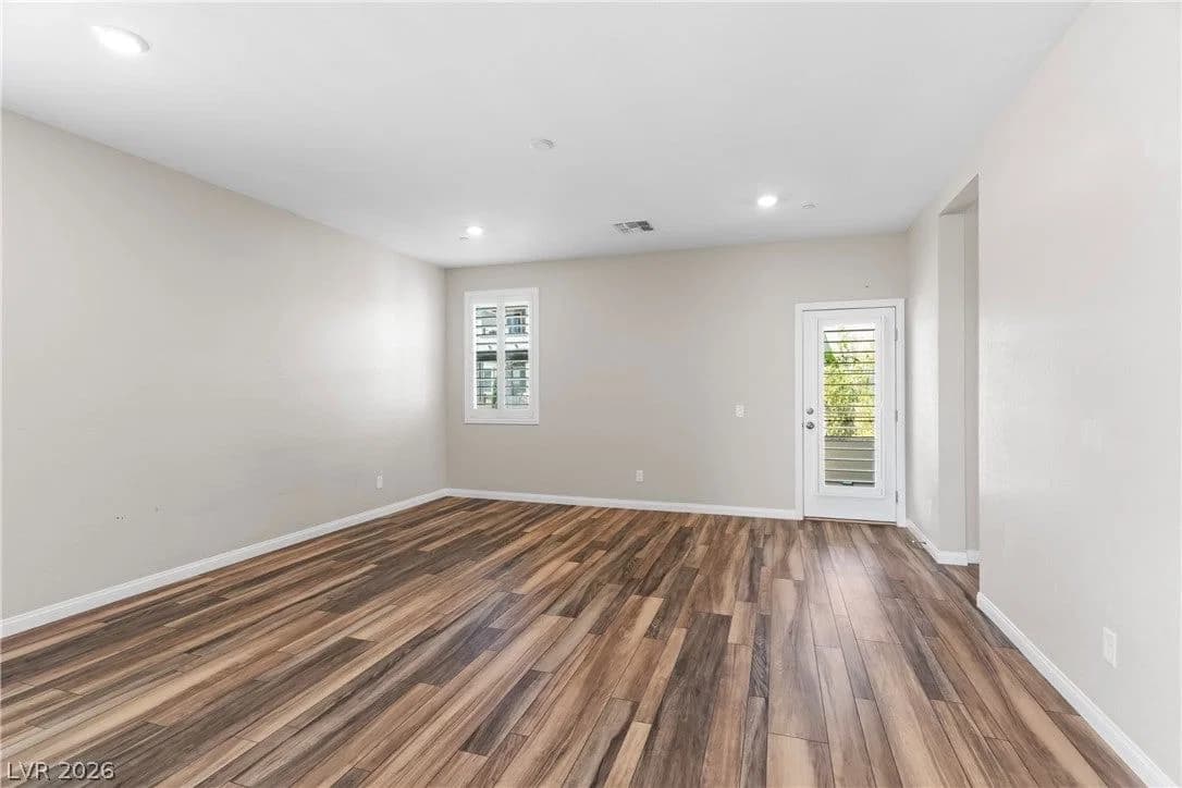 361 Coastal Redwood Street photo 3