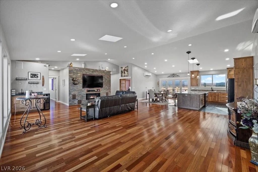 2590 Luke Street photo 4