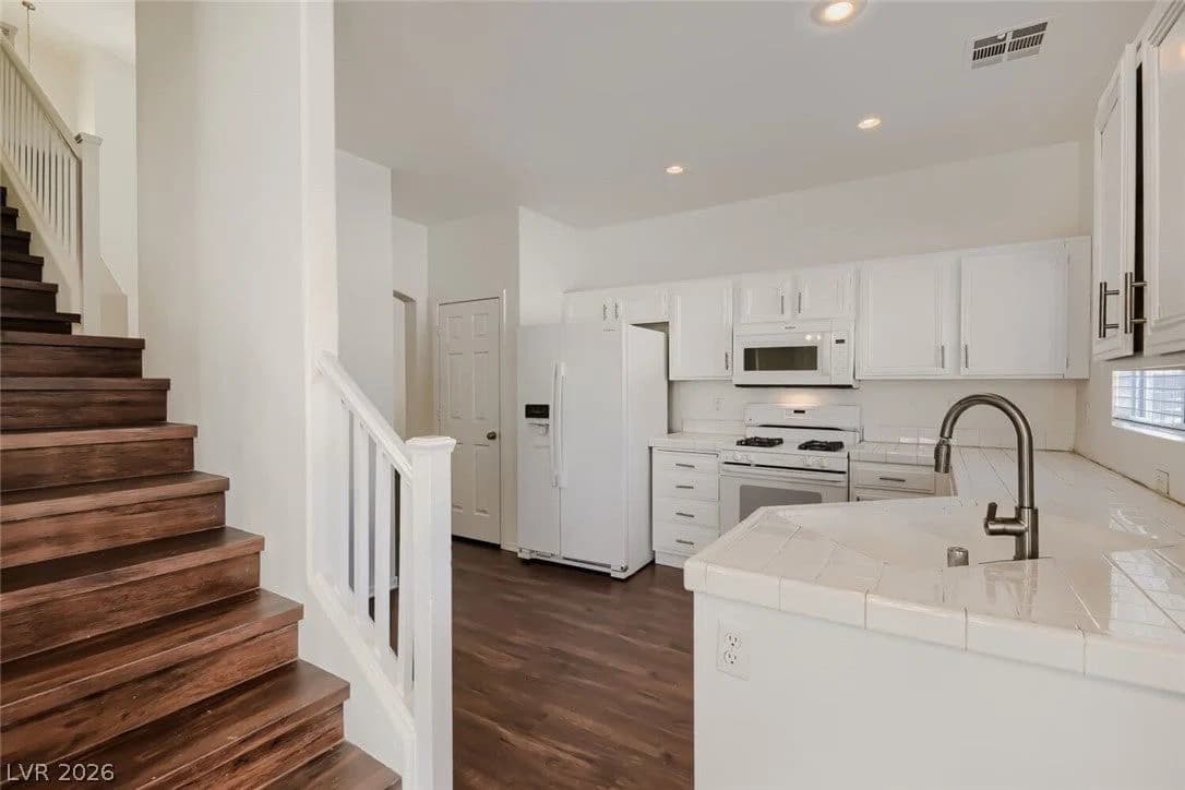 3168 Castle Canyon Avenue photo 5