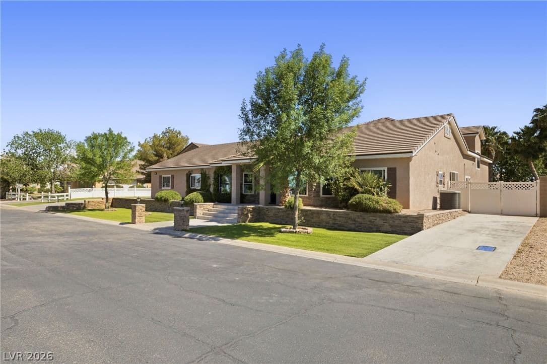 1373 Lake Valley Drive photo 2