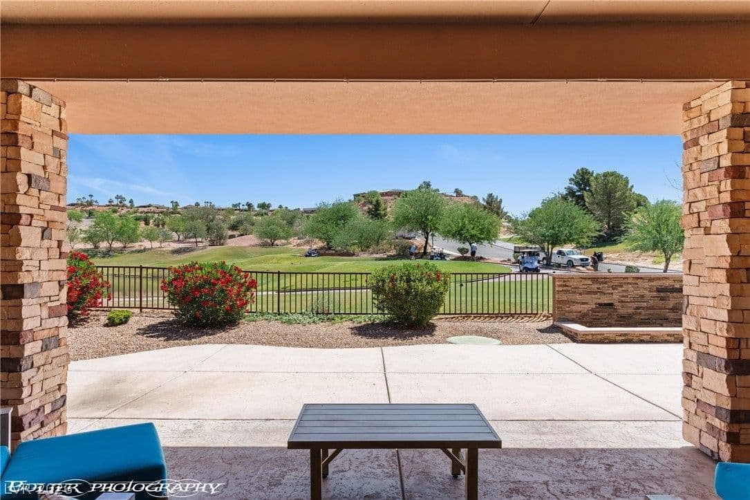 402 Links Drive photo 4