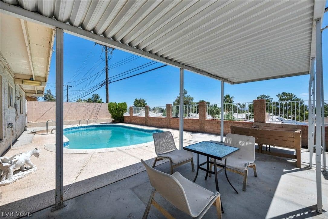 313 Falcon Lane photo 4