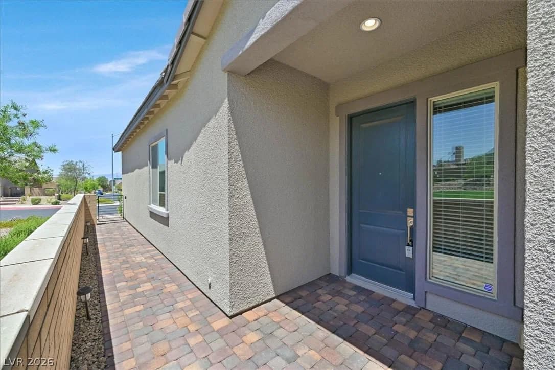 548 Comodo Street photo 3