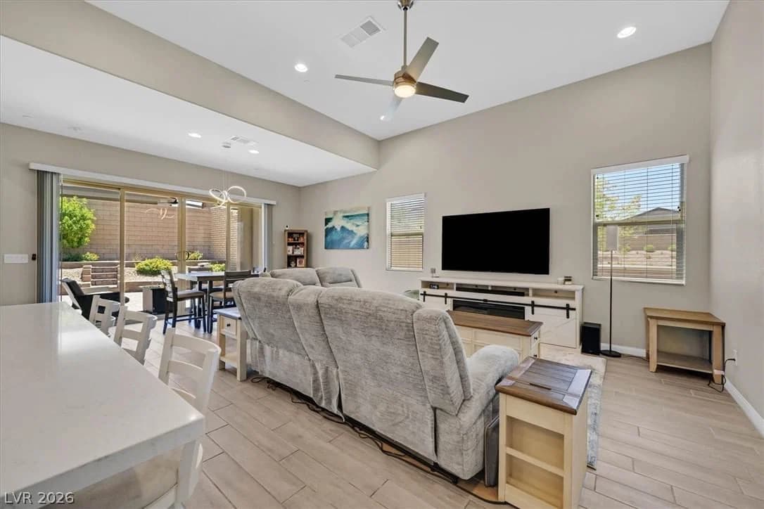 548 Comodo Street photo 5