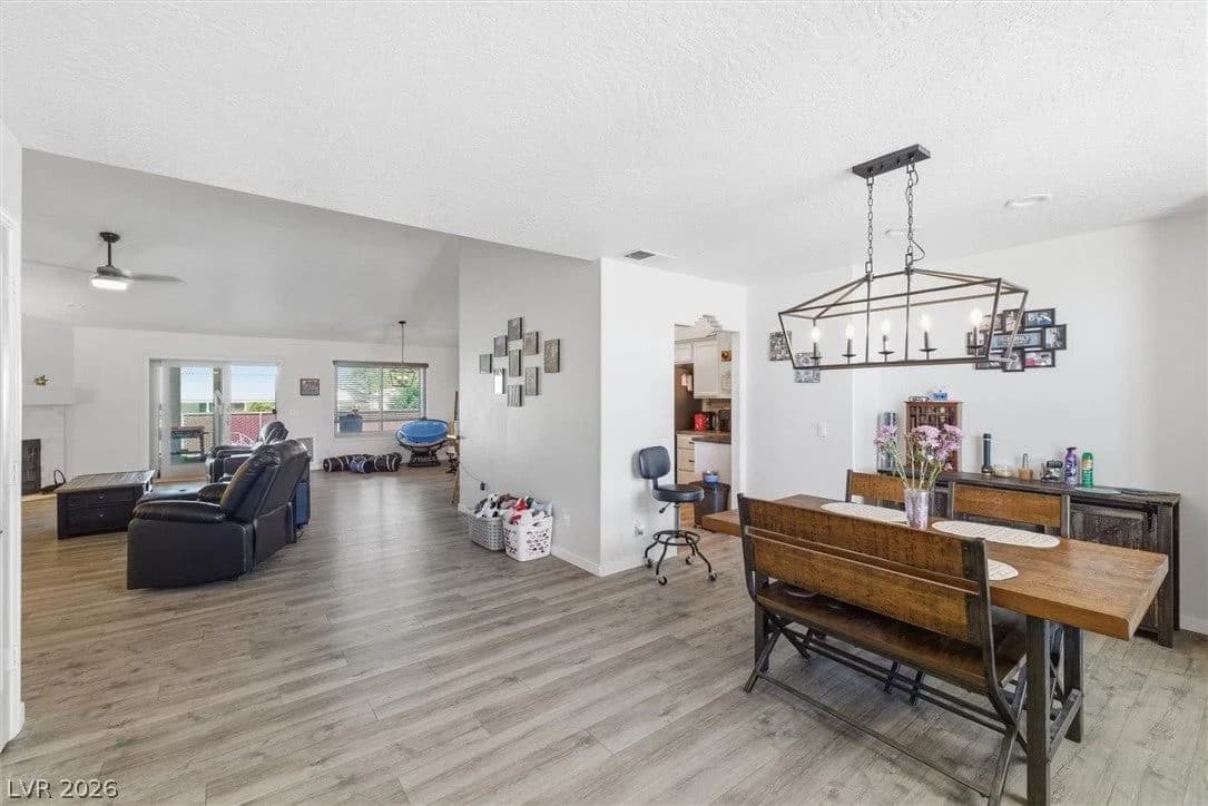 2100 Iroquois Avenue photo 2