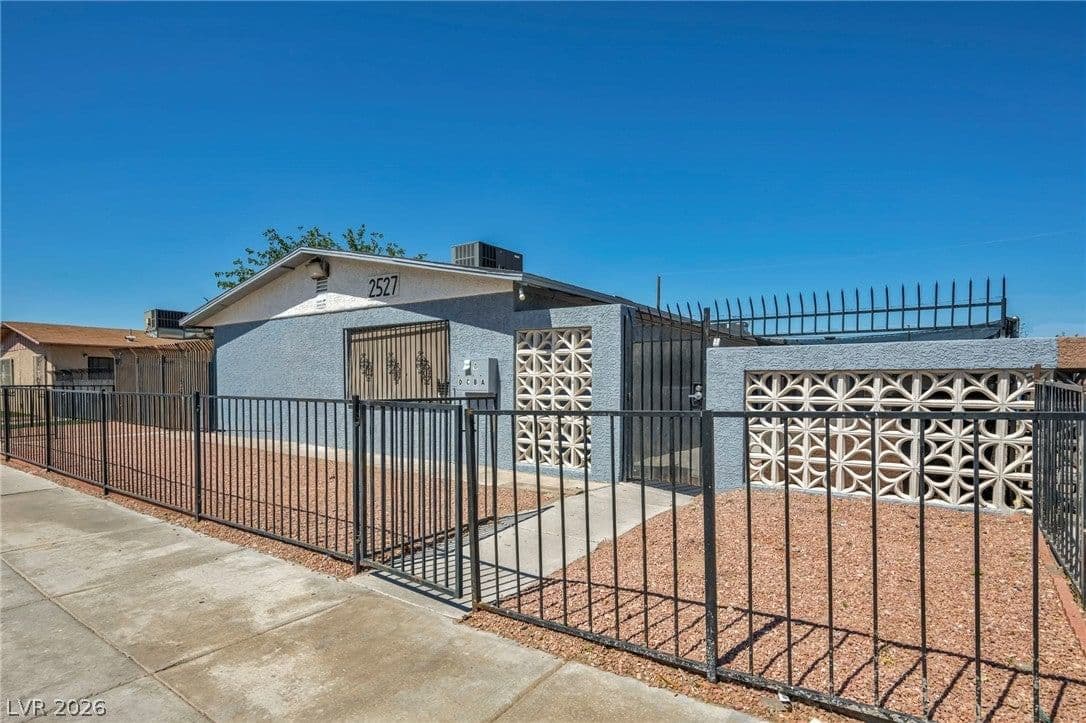 2527 Carroll Street photo 3