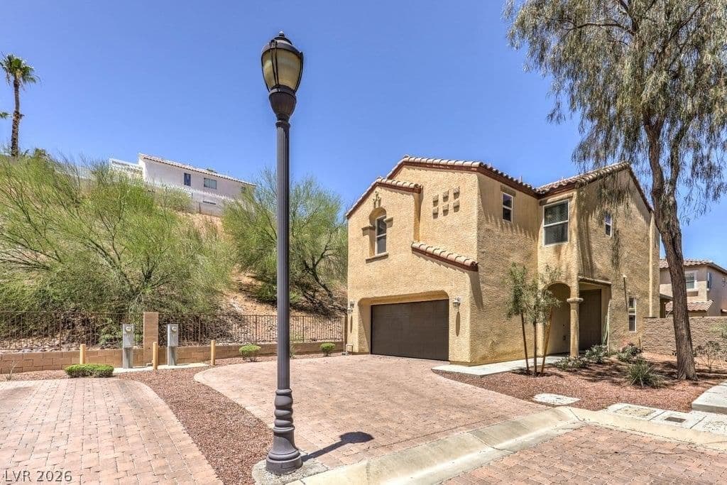 1556 Otero Valley Court photo 3