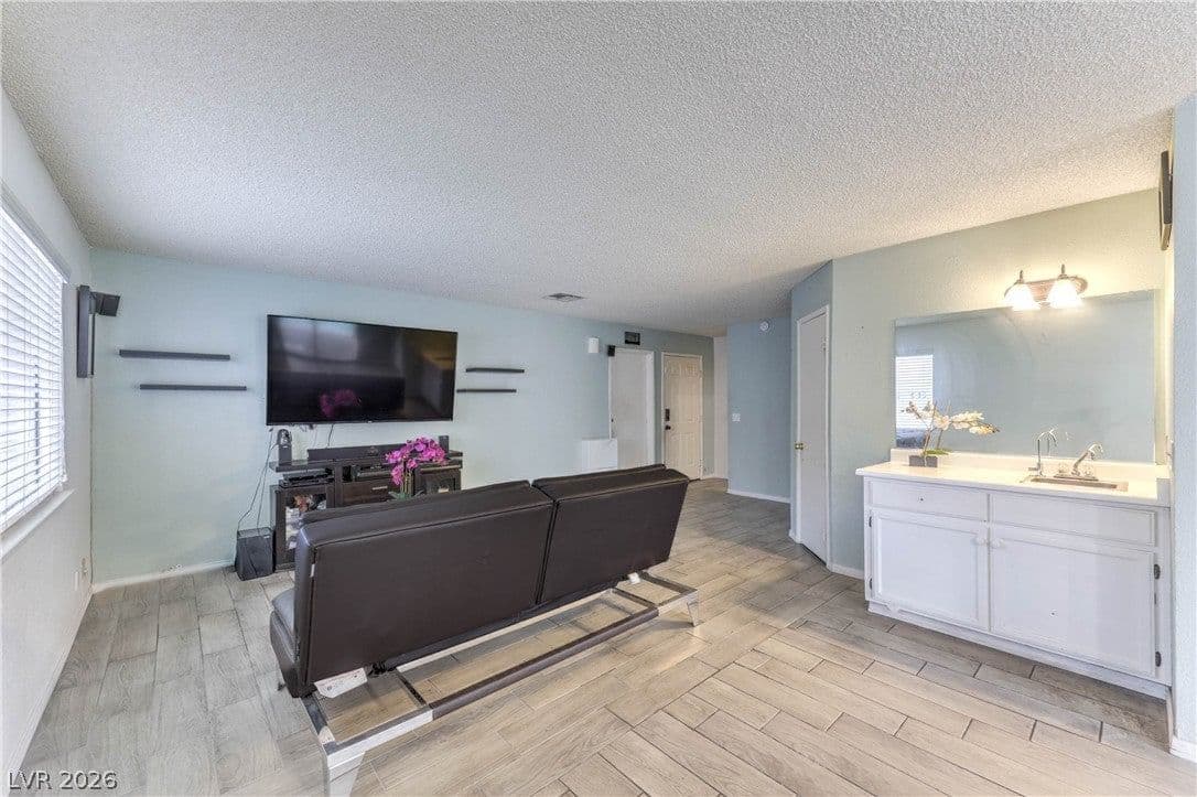 581 Carleton Drive photo 4
