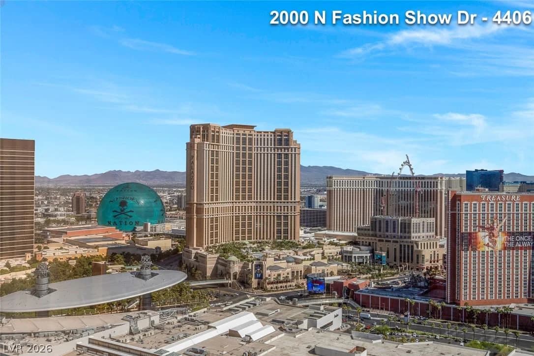 2000 FASHION SHOW Drive photo 2
