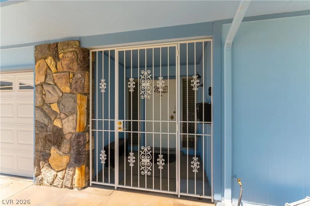 312 Redstone Street photo 4