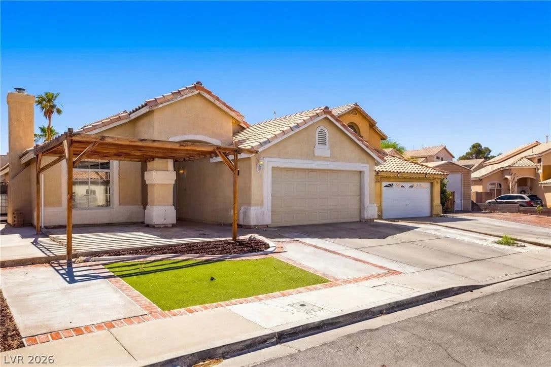2568 Windy Leaf Drive photo 2
