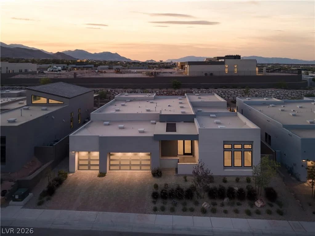 11050 Desert Heights Avenue photo 2