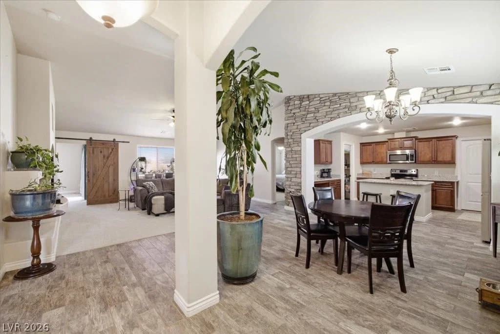 6711 Greenbriar Court photo 4