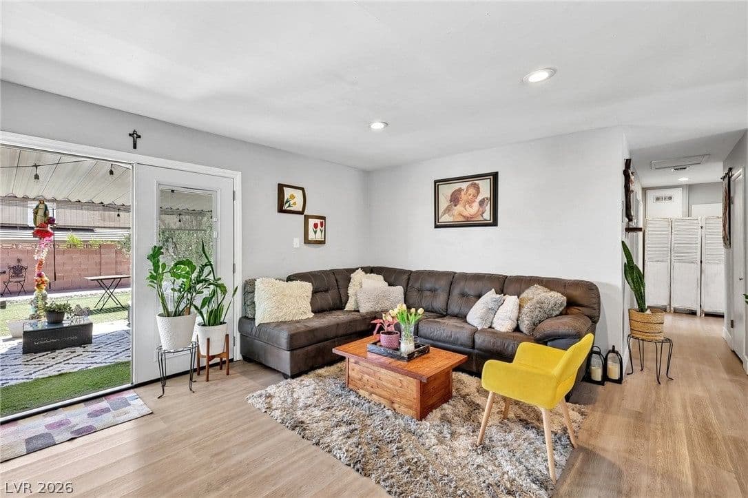 1528 Saylor Way photo 4