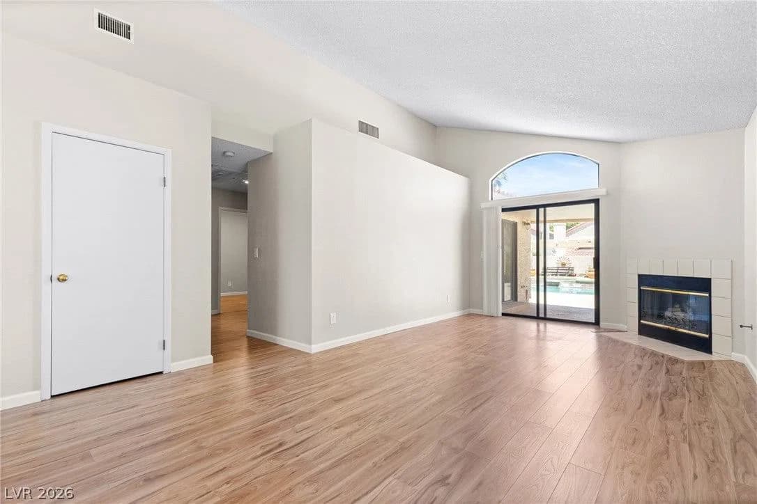 2712 Strathmoor Drive photo 2