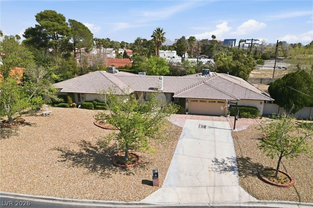221 Rosemary Lane photo 2