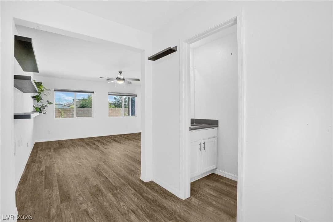 1586 Gold Sunset Avenue photo 3