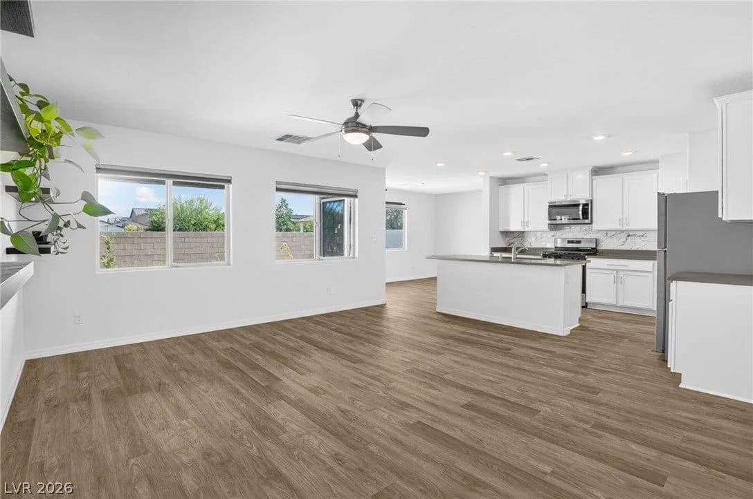 1586 Gold Sunset Avenue photo 4