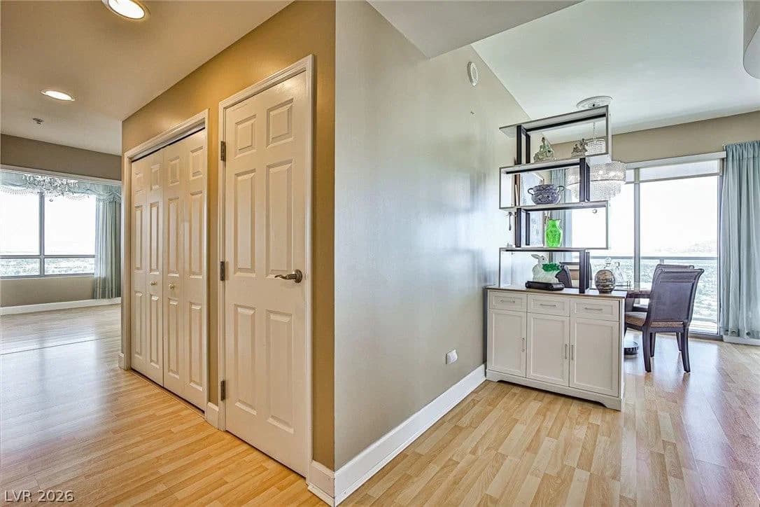 200 Sahara Avenue photo 3