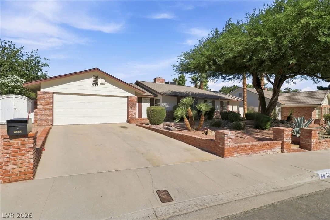 1209 Oak Tree Lane photo 2
