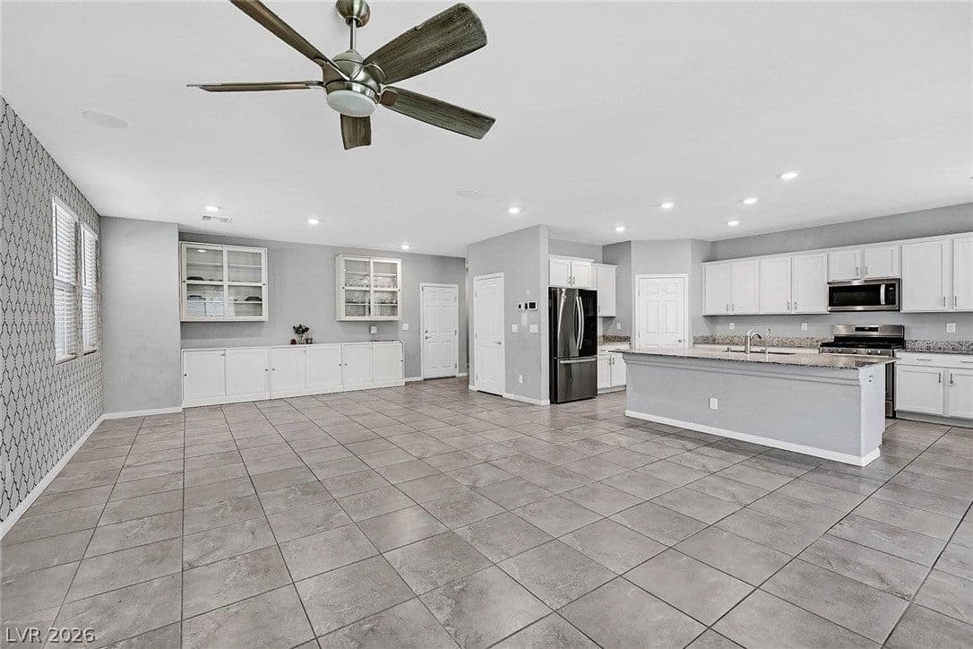 4519 Solitude Falls Avenue photo 3