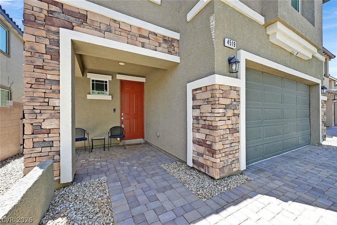 4519 Solitude Falls Avenue photo 2