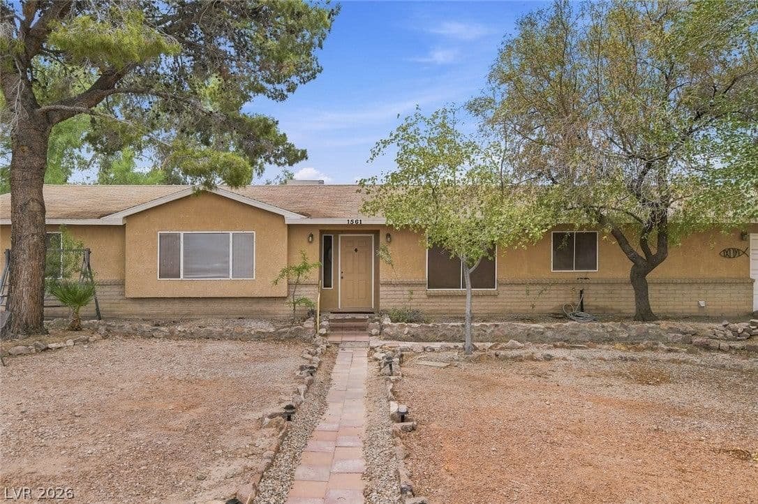 1561 Equestrian Drive photo 2