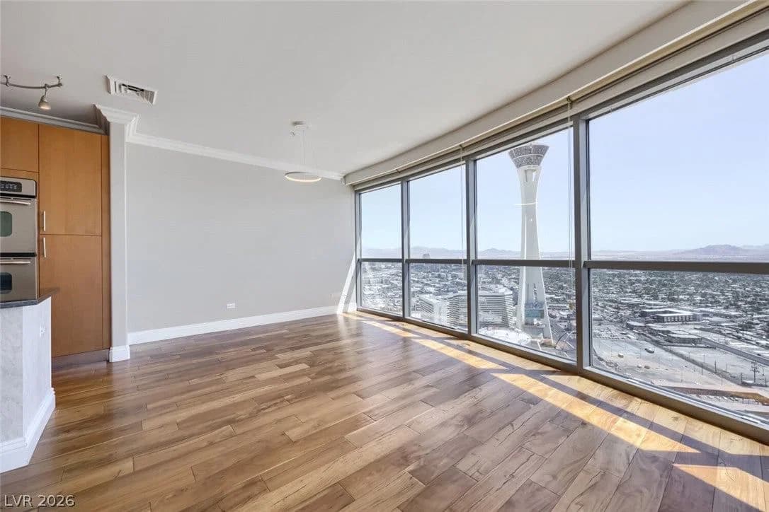 200 Sahara Avenue photo 2