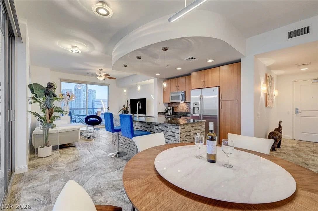 200 Sahara Avenue photo 3