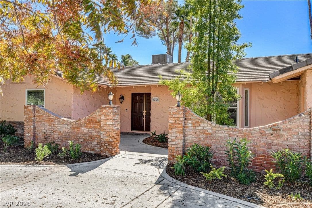3753 Meadowcrest Drive photo 4