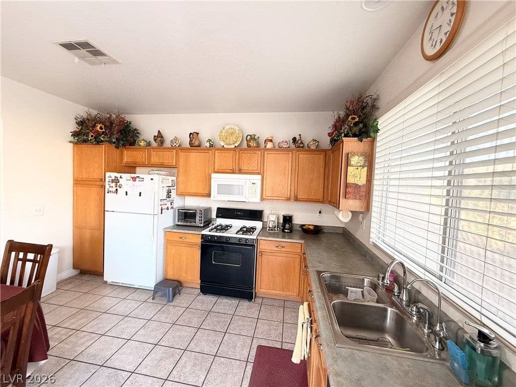242 Pleasant Pebble Street photo 4